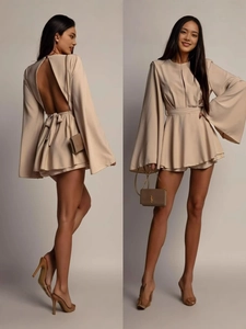 Combishort beige élégant avec dos nu, manches évasées et ceinture à nouer