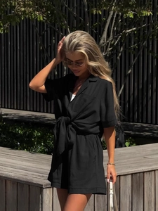 Damen Sommer-Set in Schwarz mit Revershemd und hoch taillierten Shorts mit Gürtel