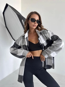 Veste chemise à carreaux pour femme avec poches poitrine et motif classique noir et blanc