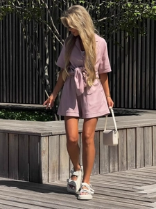 Damen Jumpsuit in Rosa mit Kurzarm, Reverskragen und Taillenband für den modischen Sommer