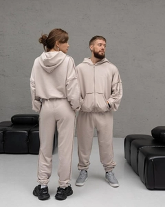 Détail d'un couple portant des sweats à capuche beige et des pantalons de jogging assortis