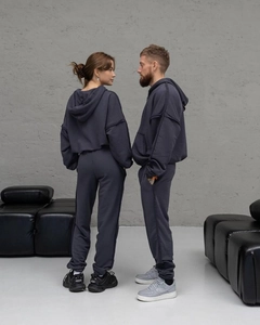 Détails d'un ensemble à capuche en coton gris foncé avec épaules tombantes et coutures apparentes