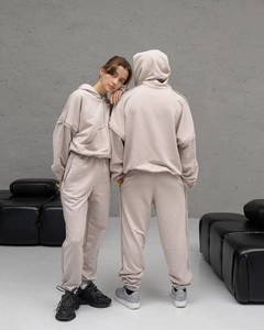 Vue détaillée de la texture en coton épais de l'ensemble sweat à capuche et jogging beige