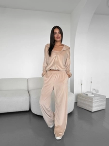 Vue détaillée du survêtement en velours montrant la texture fine et le sweat à capuche beige