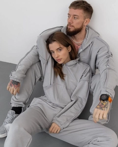 Détail du survêtement gris avec broderie BACKSTAGE et coutures contrastées