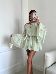 Abito verde menta con spalle scoperte, maniche a balze e vita elasticizzata casual