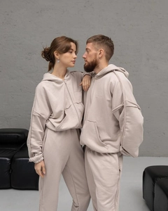 Détails de couture sur l'ensemble streetwear oversize sweat à capuche et jogging