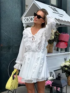 Elegantes weißes Minikleid aus Chiffon mit tiefem V-Ausschnitt und Rüschenärmeln