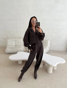 Ensemble minimaliste marron foncé en crêpe avec chemise à revers et pantalon cargo