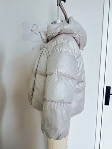 Vue latérale détaillée de la doudoune à capuche champagne clair en tissu matelassé
