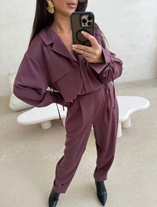 Détails des poignets à nouer de la chemise en crêpe et du pantalon assorti en violet