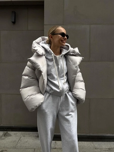 Gros plan d'une doudoune beige avec capuche surdimensionnée et tissu imperméable