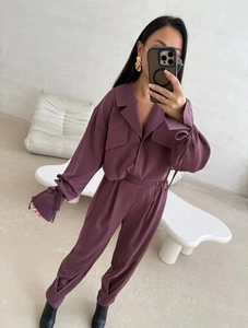 Ensemble deux pièces violet avec chemise à manches longues et pantalon assorti