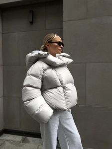 Doudoune courte à capuche grise surdimensionnée pour femme au design bouffant