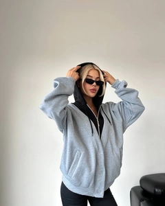 Detail eines grau-schwarzen Kontrast-Hoodies mit Metallreißverschluss und Kordelzug
