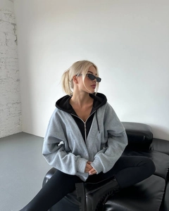 Detailansicht grauer Kapuzenpullover mit schwarzer Layer-Kapuze und lockerer Schulterpartie