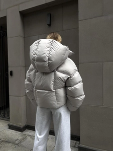 Détail de la doudoune oversize gris clair avec matelassage horizontal et une capuche
