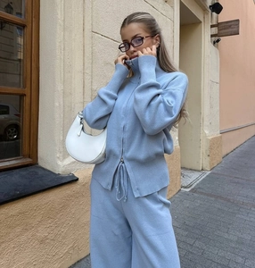 Dettaglio del set in maglia azzurro che mostra la costina e il cardigan con doppia zip