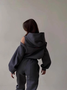Survêtement gris foncé pour femme avec découpes aux épaules et coupe oversize tendance
