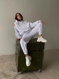 Ensemble sweat à capuche blanc épaules dénudées avec pantalon et baskets compensées