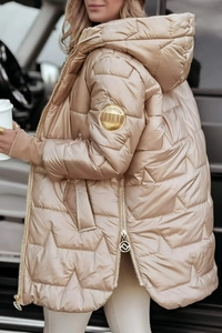 Détail latéral d'une parka d'hiver dorée avec matelassage en V et écusson sur la manche