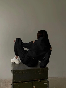 Ensemble sweat à capuche épaules dénudées et jogging noir pour femme tendance