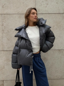 Doudoune femme 2025 gris foncé à capuche avec finition satinée et design matelassé