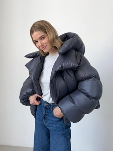 Détails d'une doudoune courte oversize pour femme avec capuche large et rembourrage épais