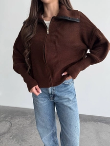 Cardigan da donna in maglia grossa marrone scuro con zip, colletto alto e vestibilità ampia