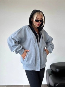 Oversized Damenjacke in Hellgrau mit integriertem schwarzem Kapuzenpullover-Look