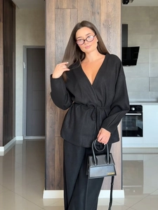 Ensemble détente noir deux pièces chic avec haut cache-cœur à col en V et pantalon large