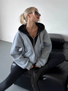 Damen Kapuzenpullover in Hellgrau mit Reißverschluss und lockerem Streetwear-Schnitt