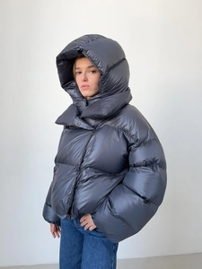 Détail de la doudoune oversize gris foncé avec grande capuche et finition brillante