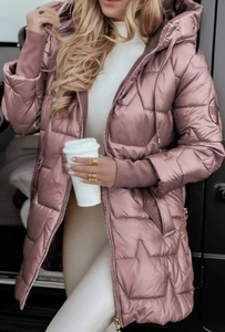 Gros plan d'un manteau d'hiver rose métallisé avec matelassage en étoile et capuche