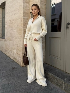 Set due pezzi in maglia crema da donna con cardigan a zip e pantaloni a gamba larga