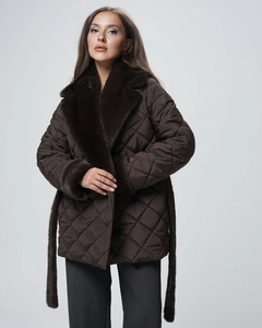 Détail d'une veste matelassée marron foncé avec revers en fausse fourrure et taille ceinturée