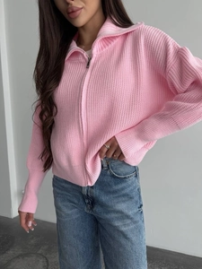 Dettaglio del cardigan rosa in maglia con trama a coste e colletto a mezza zip