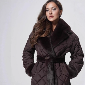 Gros plan d'un manteau matelassé marron avec finitions en peluche douce au col et poignets