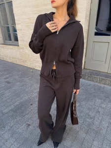 Set in maglia marrone scuro da donna composto da cardigan con zip e pantaloni a gamba larga