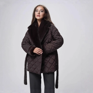 Détails d'une veste matelassée marron foncé avec col en fausse fourrure et motif losange