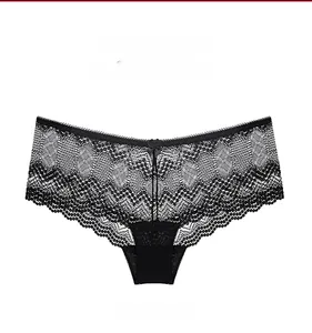 Detalle de ropa interior de encaje floral negro con lazo pequeño y bordes ondulados