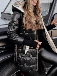 Parka à capuche noire brillante pour femme avec matelassage en V et finition métallique