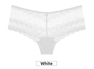 Primer plano de bragas de encaje blanco con patrones ondulados y un delicado lazo central