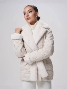 Veste matelassée blanc cassé mi-longue avec col en fausse fourrure blanche et motifs losanges