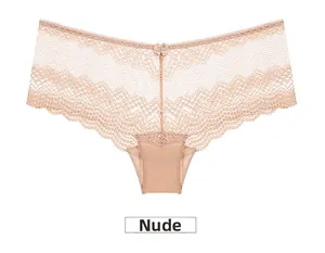 Detalle de bragas de encaje transparente beige con lazo y bordes de flores onduladas