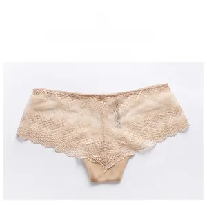 Detalle del forro de algodón y el encaje de color beige de esta braguita de cintura baja
