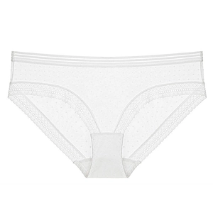 Detalle de bragas blancas de tiro bajo con malla de lunares y encaje delicado