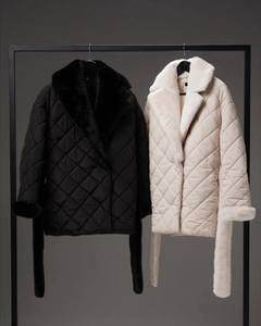 Vue détaillée de vestes matelassées en noir et blanc cassé avec cols en fourrure