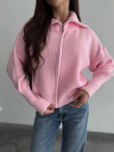 Cardigan rosa in maglia grossa con collo ampio e chiusura a zip metallica