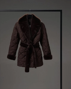Détail du manteau matelassé marron foncé avec col en fourrure et ceinture à nouer à la taille